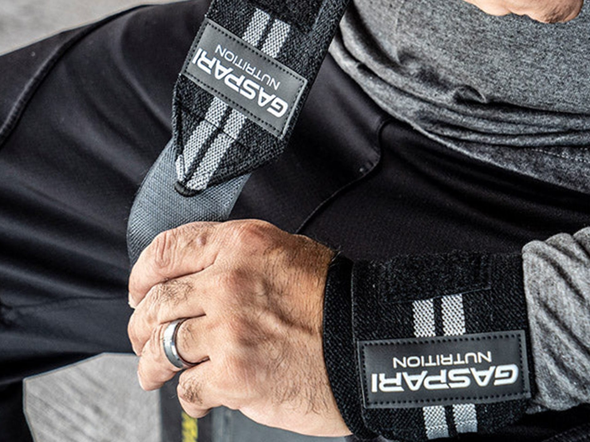 GASPARI NUTRITION Wrist Wraps - Zesilovací pásky na zápěstí